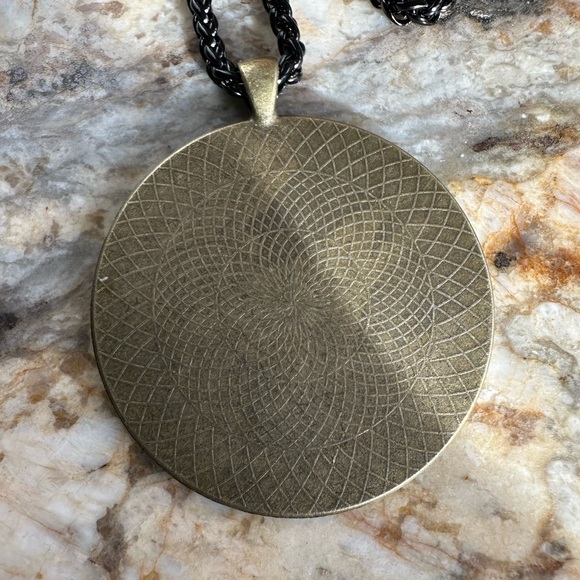 Handpainted fierce male lion king 2” lg pendant on brass bezel w 16” blk chain - Picture 4 of 4